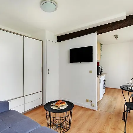 Apartment In The Heart Of The Marais ! *