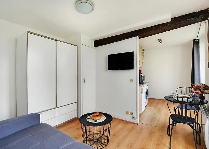 Apartment In The Heart Of The Marais ! *